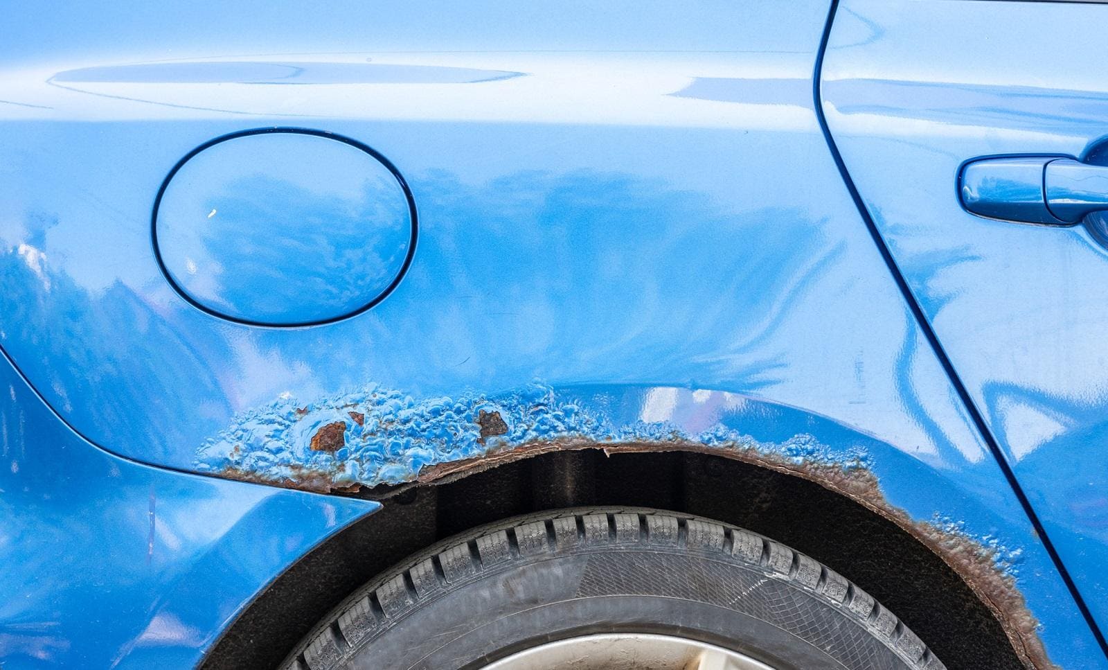 niebieski samochod, nadkole, konserwacja antykorozyjna